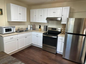 Walk to the Alamodome! Sleeps 6, Pet Friendly